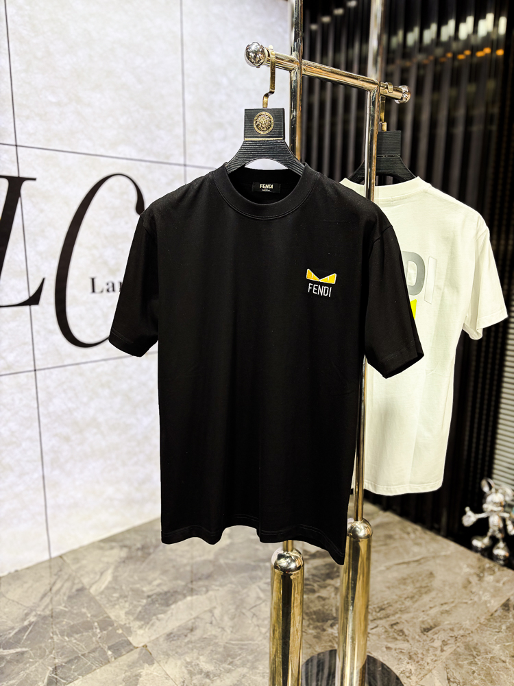 NO:743734,.FENDI.2026 spring and summer new fashionable round neck short-sleeved advanced customization versatile style!  It is more practical and can be easily controlled by anyone. It is made of pure cotton fabric and has a luxurious classic brand logo design. It is very classy and a must-buy for those who know the goods!  The tailoring is a slim fit. It is very delicate, shows aura, and highlights the sophistication of men. This is unique. It is just right for slim fit and the upper body effect is very good. Size m-3XL m wears 175/130, fendi, T-shirt,19860909.芬迪.2026春夏新品时尚圆领短袖高级定制百搭款式！更有实用感 任何人都可以轻松驾驭 采用纯棉面料制作,奢华经典品牌logo设计,非常显档次懂货的必须入！版型剪裁属于修身款 非常精致,显气场,又会凸显男士的精致,这就是独到之处,恰到好处的修身,上身效果非常赞.尺码m-3XL m穿175/130,,fendi,T-shirt,,Men's clothing