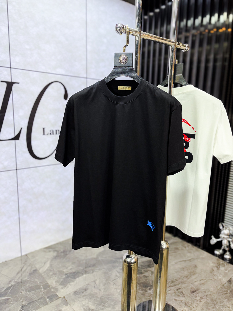 NO:743738,.Burberry .2026 spring and summer new fashion round neck short-sleeved advanced customization versatile style!  It is more practical and can be easily controlled by anyone. It is made of pure cotton fabric and has a luxurious classic brand logo design. It is very classy and a must-buy for those who know the goods!  The tailoring is a slim fit. It is very delicate, shows aura, and highlights the sophistication of men. This is unique. It is just right for slim fit and the upper body effect is very good. Size m-3XL m wears 175/130, burberry, T-shirt,19860909.巴宝莉 .2026春夏新品时尚圆领短袖高级定制百搭款式！更有实用感 任何人都可以轻松驾驭 采用纯棉面料制作,奢华经典品牌logo设计,非常显档次懂货的必须入！版型剪裁属于修身款 非常精致,显气场,又会凸显男士的精致,这就是独到之处,恰到好处的修身,上身效果非常赞.尺码m-3XL m穿175/130,,burberry,T-shirt,,Men's clothing