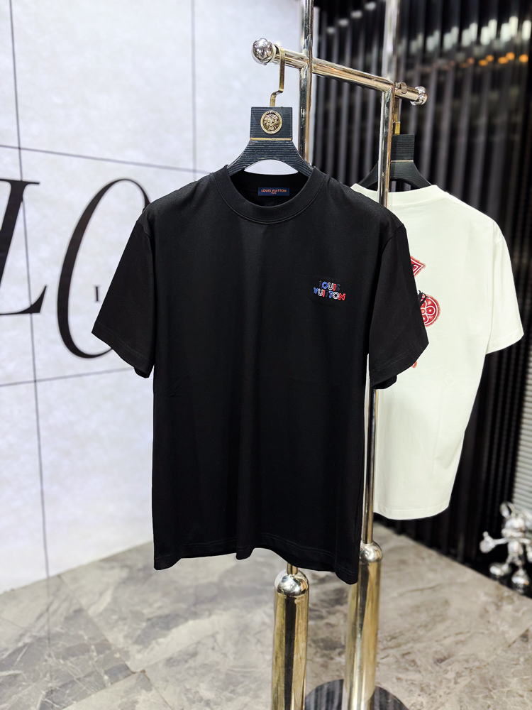 NO:743742,.Lv.2026 new spring and summer fashionable round neck short-sleeved advanced customization versatile style!  It is more practical and can be easily controlled by anyone. It is made of pure cotton fabric and has a luxurious classic brand logo design. It is very classy and a must-buy for those who know the goods!  The tailoring is a slim fit, very delicate, shows aura, and highlights the sophistication of men. This is unique, it is just right for slim fit, and the upper body effect is very good. Size m-3XL m wears 175/130, Louis Vuitton, T-shirt,19860909.Lv.2026春夏新品时尚圆领短袖高级定制百搭款式！更有实用感 任何人都可以轻松驾驭 采用纯棉面料制作,奢华经典品牌logo设计,非常显档次懂货的必须入！版型剪裁属于修身款 非常精致,显气场,又会凸显男士的精致,这就是独到之处,恰到好处的修身,上身效果非常赞.尺码m-3XL m穿175/130,,louis vuitton,T-shirt,,Men's clothing