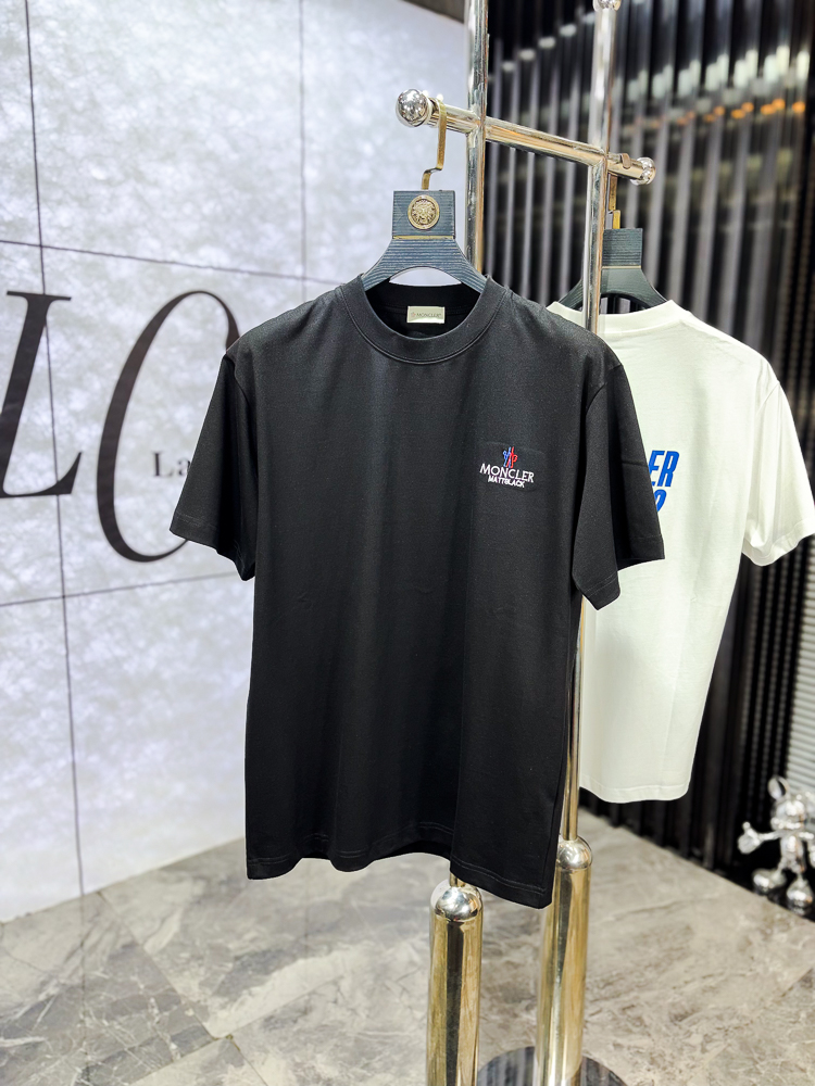 NO:743745,.Meng Mouth. 2026 spring and summer new fashion round neck short-sleeved advanced customization versatile style!  It is more practical and can be easily controlled by anyone. It is made of pure cotton fabric and has a luxurious classic brand logo design. It is very classy and a must-buy for those who know the goods!  The tailoring is slim fit, very delicate, shows aura, and highlights the sophistication of men. This is unique, it is just right for slim fit, and the upper body effect is very good. Size m-3XL m wears 175/130, Moncler, T-shirt,19860909.蒙口.2026春夏新品时尚圆领短袖高级定制百搭款式！更有实用感 任何人都可以轻松驾驭 采用纯棉面料制作,奢华经典品牌logo设计,非常显档次懂货的必须入！版型剪裁属于修身款 非常精致,显气场,又会凸显男士的精致,这就是独到之处,恰到好处的修身,上身效果非常赞.尺码m-3XL m穿175/130,,Moncler,T-shirt,,Men's clothing