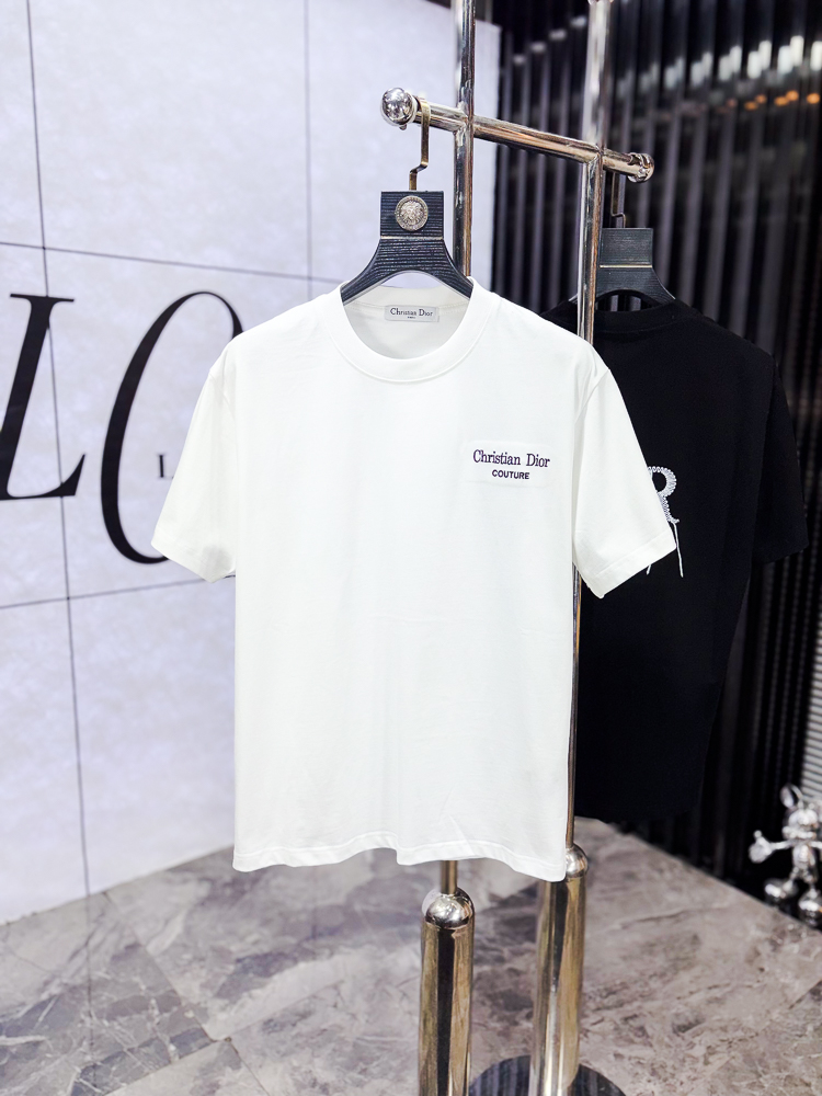 NO:743750,.Dior 2026 spring and summer new fashion round neck short-sleeved advanced customization versatile style!  It is more practical and can be easily controlled by anyone. It is made of pure cotton fabric and has a luxurious classic brand logo design. It is very classy and a must-buy for those who know the goods!  The tailoring is a slim fit. It is very delicate, shows aura, and highlights the sophistication of men. This is unique. It is just right for slim fit and the upper body effect is very good. Size m-3XL m wears 175/130, dior, T-shirt,19860909.Dior 2026春夏新品时尚圆领短袖高级定制百搭款式！更有实用感 任何人都可以轻松驾驭 采用纯棉面料制作,奢华经典品牌logo设计,非常显档次懂货的必须入！版型剪裁属于修身款 非常精致,显气场,又会凸显男士的精致,这就是独到之处,恰到好处的修身,上身效果非常赞.尺码m-3XL m穿175/130,,dior,T-shirt,,Men's clothing