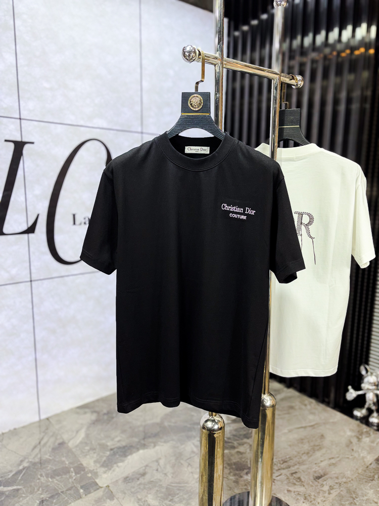 NO:743754,.Dior.2026 new spring and summer fashionable round neck short-sleeved advanced customization versatile style!  It is more practical and can be easily controlled by anyone. It is made of pure cotton fabric and has a luxurious classic brand logo design. It is very classy and a must-buy for those who know the goods!  The tailoring is a slim fit. It is very delicate, shows aura, and highlights the sophistication of men. This is unique. It is just right for slim fit and the upper body effect is very good. Size m-3XL m wears 175/130, dior, T-shirt,19860909.Dior.2026春夏新品时尚圆领短袖高级定制百搭款式！更有实用感 任何人都可以轻松驾驭 采用纯棉面料制作,奢华经典品牌logo设计,非常显档次懂货的必须入！版型剪裁属于修身款 非常精致,显气场,又会凸显男士的精致,这就是独到之处,恰到好处的修身,上身效果非常赞.尺码m-3XL m穿175/130,,dior,T-shirt,,Men's clothing