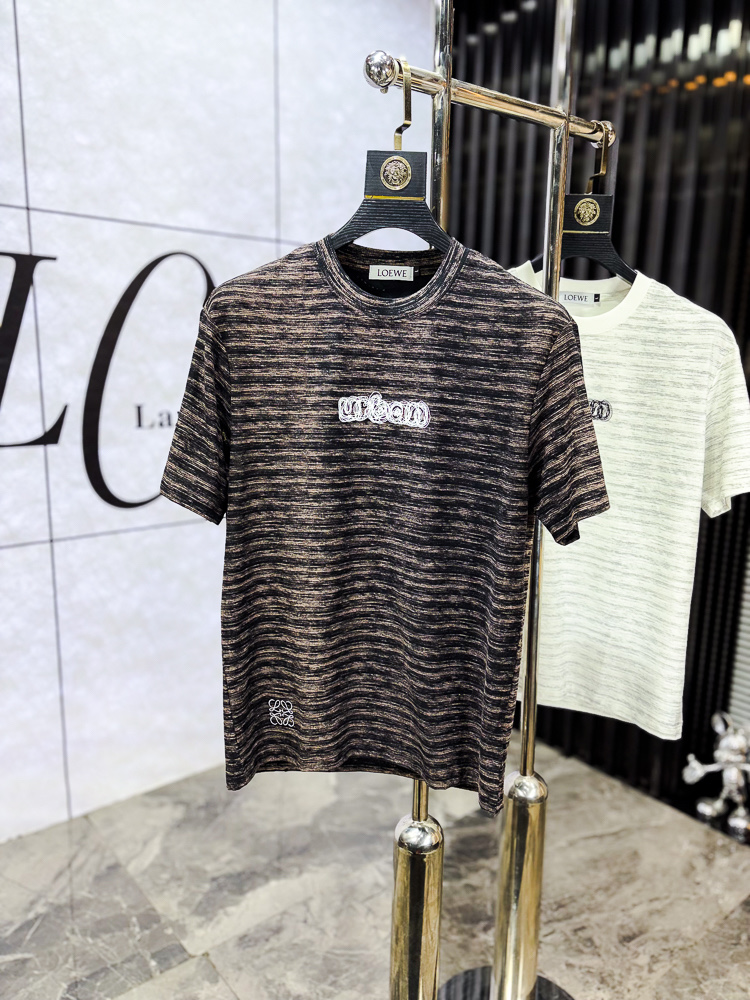 NO:743764,.Luo Yiwei. 2026 spring and summer new fashionable round neck short-sleeved advanced customization versatile style!  It is more practical and can be easily controlled by anyone. It is made of liquid ammonia cotton fabric and has a luxurious classic brand logo design. It is very classy and a must-buy for those who know the goods!  The tailoring is a slim fit. It is very delicate, shows aura, and highlights the sophistication of men. This is unique. It is just right for slim fit and the upper body effect is very good. Size m-3XL m wears 175/130, loewe, T-shirt,19860909.罗意威.2026春夏新品时尚圆领短袖高级定制百搭款式！更有实用感 任何人都可以轻松驾驭 采用液氨棉面料制作,奢华经典品牌logo设计,非常显档次懂货的必须入！版型剪裁属于修身款 非常精致,显气场,又会凸显男士的精致,这就是独到之处,恰到好处的修身,上身效果非常赞.尺码m-3XL m穿175/130,,loewe,T-shirt,,Men's clothing