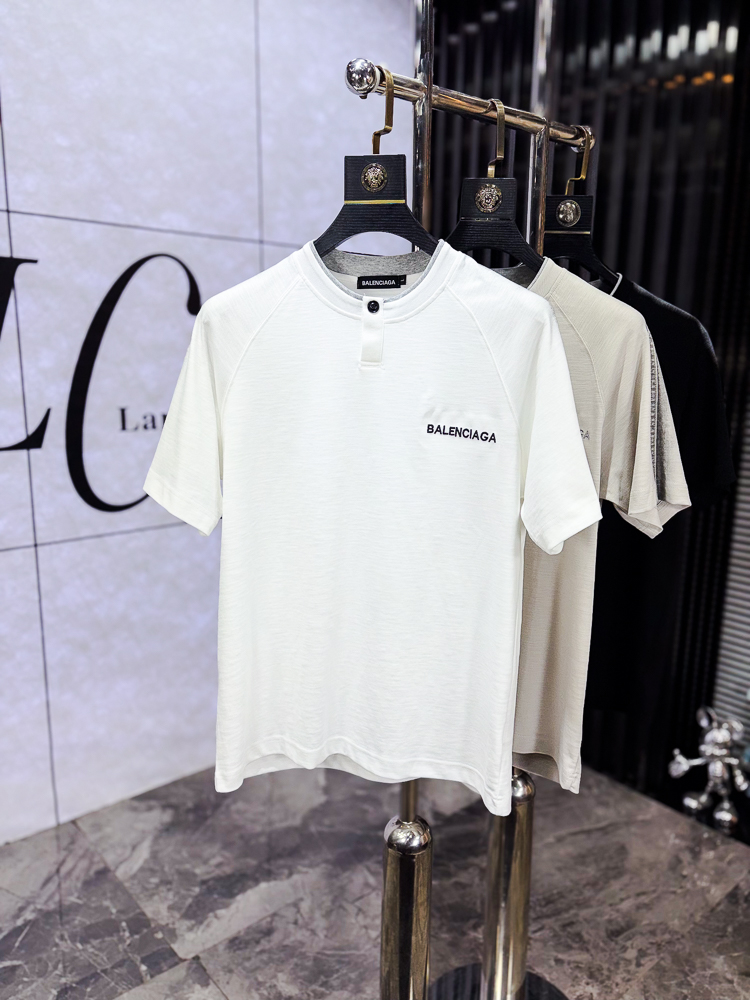 NO:743769,.Balenciaga. 2026 spring and summer new fashionable round neck short-sleeved advanced customization versatile style!  It is more practical and can be easily controlled by anyone. It is made of liquid ammonia cotton fabric and has a luxurious classic brand logo design. It is very classy and a must-buy for those who know the goods!  The tailoring is a slim fit. It is very delicate, shows aura, and highlights the sophistication of men. This is unique. It is just right for slim fit and the upper body effect is very good. Size m-3XL m wears 175/130, balenciaga, T-shirt,19860909.巴黎世家.2026春夏新品时尚圆领短袖高级定制百搭款式！更有实用感 任何人都可以轻松驾驭 采用液氨棉面料制作,奢华经典品牌logo设计,非常显档次懂货的必须入！版型剪裁属于修身款 非常精致,显气场,又会凸显男士的精致,这就是独到之处,恰到好处的修身,上身效果非常赞.尺码m-3XL m穿175/130,,balenciaga,T-shirt,,Men's clothing