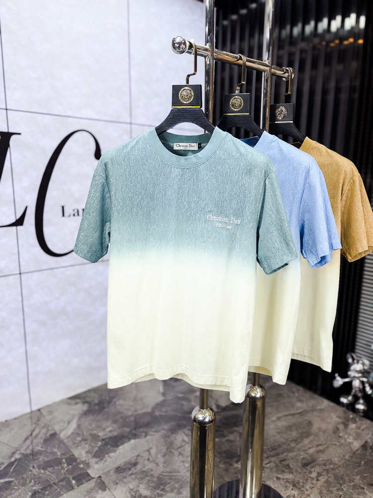 NO:743774,.Dior 2026 spring and summer new fashion round neck short-sleeved advanced customization versatile style!  It is more practical and can be easily controlled by anyone. It is made of liquid ammonia cotton fabric and has a luxurious classic brand logo design. It is very classy and a must-buy for those who know the goods!  The tailoring is a slim fit. It is very delicate, shows aura, and highlights the sophistication of men. This is unique. It is just right for slim fit and the upper body effect is very good. Size m-3XL m wears 175/130, dior, T-shirt,19860909.Dior 2026春夏新品时尚圆领短袖高级定制百搭款式！更有实用感 任何人都可以轻松驾驭 采用液氨棉面料制作,奢华经典品牌logo设计,非常显档次懂货的必须入！版型剪裁属于修身款 非常精致,显气场,又会凸显男士的精致,这就是独到之处,恰到好处的修身,上身效果非常赞.尺码m-3XL m穿175/130,,dior,T-shirt,,Men's clothing