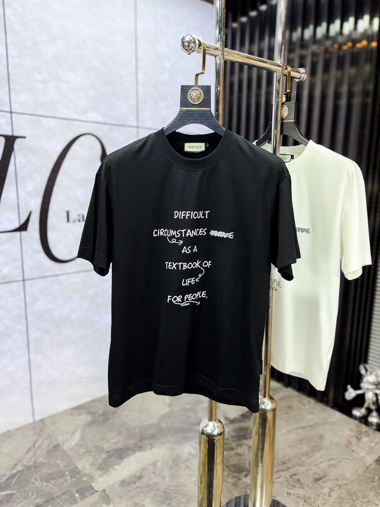 NO:743780,.Gucci.2026 new spring and summer fashionable round neck short-sleeved advanced customization versatile style!  It is more practical and can be easily controlled by anyone. It is made of liquid ammonia cotton fabric and has a luxurious classic brand logo design. It is very classy and a must-buy for those who know the goods!  The tailoring is a slim fit, very delicate, shows off aura, and highlights the sophistication of men. This is unique. It has just the right fit and a great upper body effect. Size m-3XL m wears 175/130, gucci, T-shirt,19860909.Gucci.2026春夏新品时尚圆领短袖高级定制百搭款式！更有实用感 任何人都可以轻松驾驭 采用液氨棉面料制作,奢华经典品牌logo设计,非常显档次懂货的必须入！版型剪裁属于修身款 非常精致,显气场,又会凸显男士的精致,这就是独到之处,恰到好处的修身,上身效果非常赞.尺码m-3XL m穿175/130,,gucci,T-shirt,,Men's clothing