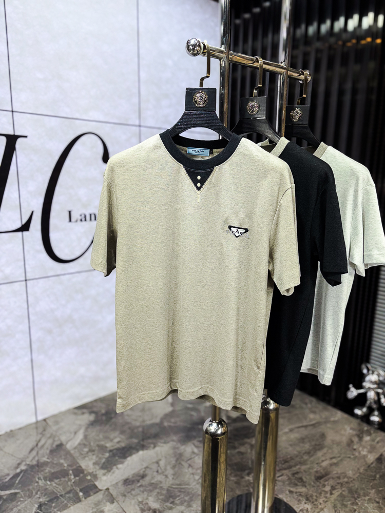 NO:743786,.Prada. 2026 spring and summer new fashionable round neck short-sleeved advanced customization versatile style!  It is more practical and can be easily controlled by anyone. It is made of liquid ammonia cotton fabric and has a luxurious classic brand logo design. It is very classy and a must-buy for those who know the goods!  The tailoring is a slim fit, very delicate, shows off aura, and highlights the sophistication of men. This is unique. It has just the right fit and a great upper body effect. Size m-3XL m wears 175/130, prada, T-shirt,19860909.普拉达. 2026春夏新品时尚圆领短袖高级定制百搭款式！更有实用感 任何人都可以轻松驾驭 采用液氨棉面料制作,奢华经典品牌logo设计,非常显档次懂货的必须入！版型剪裁属于修身款 非常精致,显气场,又会凸显男士的精致,这就是独到之处,恰到好处的修身,上身效果非常赞.尺码m-3XL m穿175/130,,prada,T-shirt,,Men's clothing