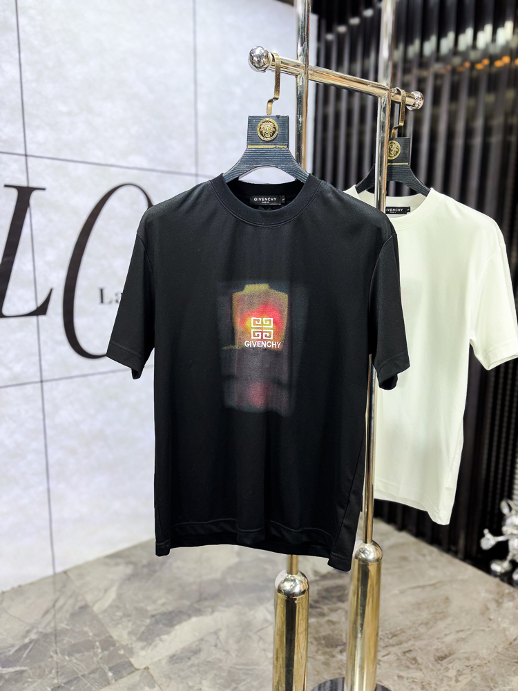 NO:743792,.Givenchy. 2026 spring and summer new fashionable round neck short-sleeved advanced customization versatile style!  It is more practical and can be easily controlled by anyone. It is made of liquid ammonia cotton fabric and has a luxurious classic brand logo design. It is very classy and a must-buy for those who know the goods!  The tailoring is a slim fit. It is very delicate, shows aura, and highlights the sophistication of men. This is unique. It is just right for slim fit and the upper body effect is very good. Size m-3XL m wears 175/130, givenchy, T-shirt,19860909.纪梵希.2026春夏新品时尚圆领短袖高级定制百搭款式！更有实用感 任何人都可以轻松驾驭 采用液氨棉面料制作,奢华经典品牌logo设计,非常显档次懂货的必须入！版型剪裁属于修身款 非常精致,显气场,又会凸显男士的精致,这就是独到之处,恰到好处的修身,上身效果非常赞.尺码m-3XL m穿175/130,,givenchy,T-shirt,,Men's clothing