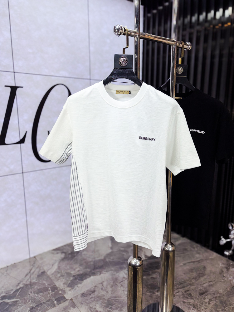 NO:743798,.Burberry. 2026 spring and summer new fashion round neck short-sleeved advanced customization versatile style!  It is more practical and can be easily controlled by anyone. It is made of liquid ammonia cotton fabric and has a luxurious classic brand logo design. It is very classy and a must-buy for those who know the goods!  The tailoring is a slim fit. It is very delicate, shows aura, and highlights the sophistication of men. This is unique. It is just right for slim fit and the upper body effect is very good. Size m-3XL m wears 175/130, burberry, T-shirt,19860909.巴宝莉.2026春夏新品时尚圆领短袖高级定制百搭款式！更有实用感 任何人都可以轻松驾驭 采用液氨棉面料制作,奢华经典品牌logo设计,非常显档次懂货的必须入！版型剪裁属于修身款 非常精致,显气场,又会凸显男士的精致,这就是独到之处,恰到好处的修身,上身效果非常赞.尺码m-3XL m穿175/130,,burberry,T-shirt,,Men's clothing