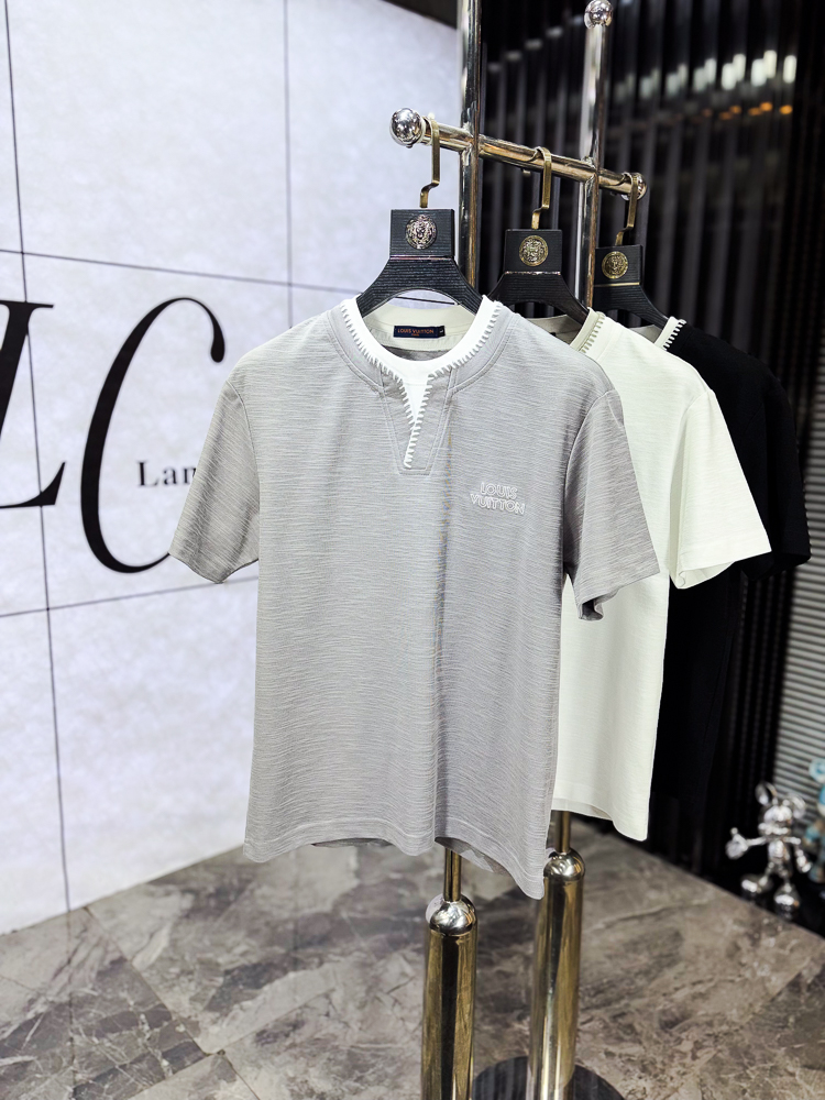 NO:743808,.Lv.2026 new spring and summer fashionable round neck short-sleeved advanced customization versatile style!  It is more practical and can be easily controlled by anyone. It is made of liquid ammonia cotton fabric and has a luxurious classic brand logo design. It is very classy and a must-buy for those who know the goods!  The tailoring is a slim fit, very delicate, shows aura, and highlights the sophistication of men. This is unique, it is just right for slim fit, and the upper body effect is very good. Size m-3XL m wears 175/130, Louis Vuitton, T-shirt,19860909.Lv.2026春夏新品时尚圆领短袖高级定制百搭款式！更有实用感 任何人都可以轻松驾驭 采用液氨棉面料制作,奢华经典品牌logo设计,非常显档次懂货的必须入！版型剪裁属于修身款 非常精致,显气场,又会凸显男士的精致,这就是独到之处,恰到好处的修身,上身效果非常赞.尺码m-3XL m穿175/130,,louis vuitton,T-shirt,,Men's clothing
