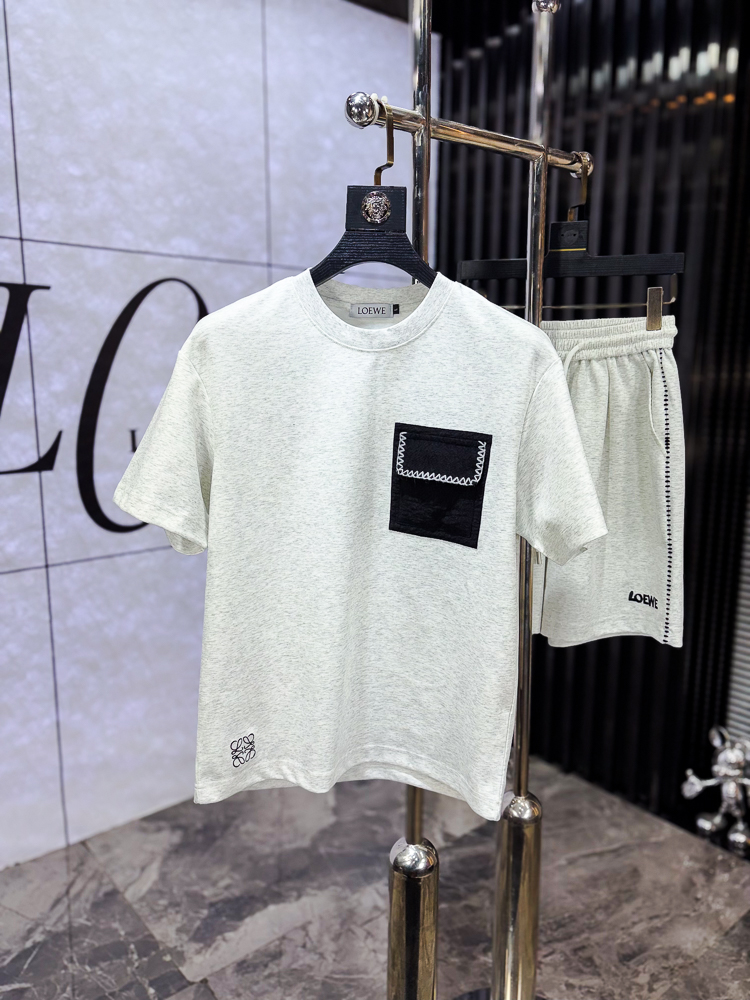 NO:743813,.Luo Yiwei. 2026 spring and summer new fashion round neck short-sleeved suit. Advanced customization and versatile style!  It is more practical and can be easily controlled by anyone. It is made of liquid ammonia cotton fabric and has a luxurious classic brand logo design. It is very classy and a must-buy for those who know the goods!  The tailoring is a slim fit. It is very delicate, shows aura, and highlights the sophistication of men. This is unique. It is just right for slim fit and the upper body effect is very good. Size m-3XL m wears 175/130, loewe, T-shirt,19860909.罗意威.2026春夏新品时尚圆领短袖套装.高级定制百搭款式！更有实用感 任何人都可以轻松驾驭 采用液氨棉面料制作,奢华经典品牌logo设计,非常显档次懂货的必须入！版型剪裁属于修身款 非常精致,显气场,又会凸显男士的精致,这就是独到之处,恰到好处的修身,上身效果非常赞.尺码m-3XL m穿175/130,,loewe,T-shirt,,Men's clothing