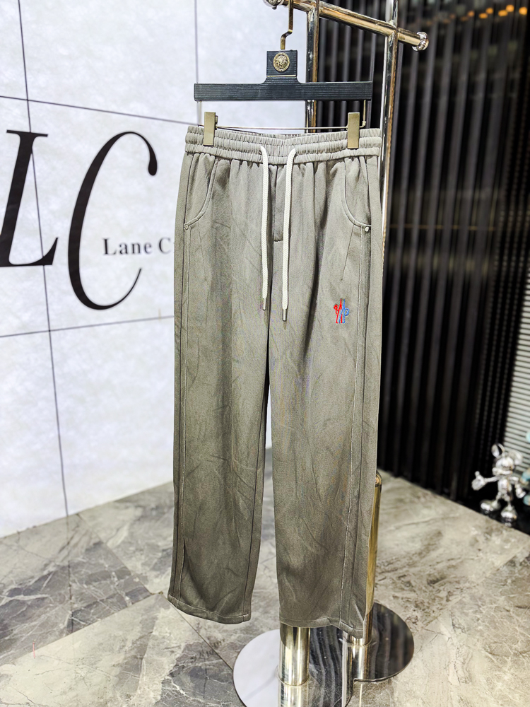 NO:743818,. Meng Mouth. New products in the 2026 spring and summer counters are on the market at the same time. High-quality fashionable casual pants made from original orders. Super versatile. Exclusively customized fabrics, soft and delicate feel, comfortable next to the body, and super stylish on the upper body! The latest hardware accessories from the original custom shop. Super beautiful shape, long upper body and slender legs. The lining and wiring are impeccable. It can be attended to any occasion. Once again, the fabric is very, very classy! Size 29-36,,Moncler,19860909.蒙口.26年春夏专柜新品同步上市.原单订制高品质时尚休闲裤.超级百搭款.独家定制面料,手感细腻柔软,贴身舒适,上身超有型！原版定制专柜最新五金辅料.超靓版型、上身显腿修长,內里,走线都无可挑剔,任何场合都可出席,再次强调面料非常非常显档次！码数29-36,,Moncler,,Men's clothing