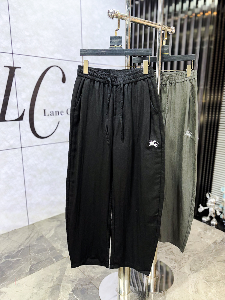 NO:743823,.Burberry. 2026 spring and summer new counter products are launched simultaneously. High-quality fashionable casual pants made from original orders. Super versatile. Exclusively customized fabrics, soft and delicate feel, comfortable to the body, and super stylish on the upper body! The latest hardware accessories from the original custom shop. Super beautiful shape, long upper body and slender legs. The lining and wiring are impeccable. It can be attended to any occasion. Once again, the fabric is very, very classy! Code number 29-36,,burberry,19860909.巴宝莉.26年春夏专柜新品同步上市.原单订制高品质时尚休闲裤.超级百搭款.独家定制面料,手感细腻柔软,贴身舒适,上身超有型！原版定制专柜最新五金辅料.超靓版型、上身显腿修长,內里,走线都无可挑剔,任何场合都可出席,再次强调面料非常非常显档次！码数29-36,,burberry,,Men's clothing