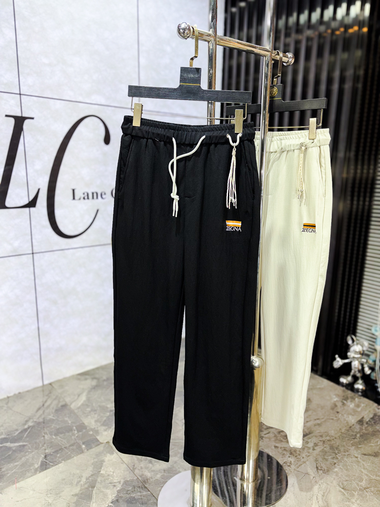 NO:743777,. Zegna. 2026 spring and summer counter new products are launched simultaneously. High-quality fashionable casual pants made from original orders. Super versatile. Exclusively customized fabrics, soft and delicate feel, comfortable to the body, and super stylish on the upper body! The latest hardware accessories from the original custom shop. Super beautiful shape, long upper body and slender legs. The lining and wiring are impeccable. It can be attended to any occasion. Once again, the fabric is very, very classy! Code number 29-36,,zegna,19860909.杰尼亚.26年春夏专柜新品同步上市.原单订制高品质时尚休闲裤.超级百搭款.独家定制面料,手感细腻柔软,贴身舒适,上身超有型！原版定制专柜最新五金辅料.超靓版型、上身显腿修长,內里,走线都无可挑剔,任何场合都可出席,再次强调面料非常非常显档次！码数29-36,,zegna,,Men's clothing