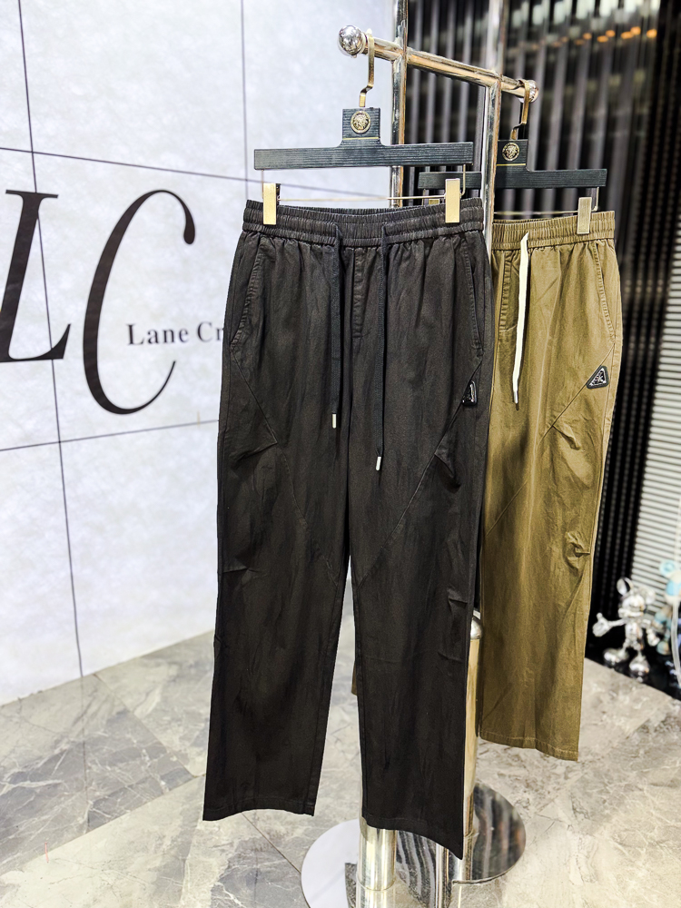 NO:743783,.Prada. 2026 spring and summer new counter products are on the market at the same time. High-quality fashionable casual pants made from original orders. Super versatile. Exclusively customized fabrics, soft and delicate feel, comfortable next to the body, and super stylish on the upper body! The latest hardware accessories from the original custom shop. Super beautiful shape, long upper body and slender legs. The lining and wiring are impeccable. It can be attended to any occasion. Once again, the fabric is very, very classy! Code number 29-36,,prada,19860909.普拉达.26年春夏专柜新品同步上市.原单订制高品质时尚休闲裤.超级百搭款.独家定制面料,手感细腻柔软,贴身舒适,上身超有型！原版定制专柜最新五金辅料.超靓版型、上身显腿修长,內里,走线都无可挑剔,任何场合都可出席,再次强调面料非常非常显档次！码数29-36,,prada,,Men's clothing