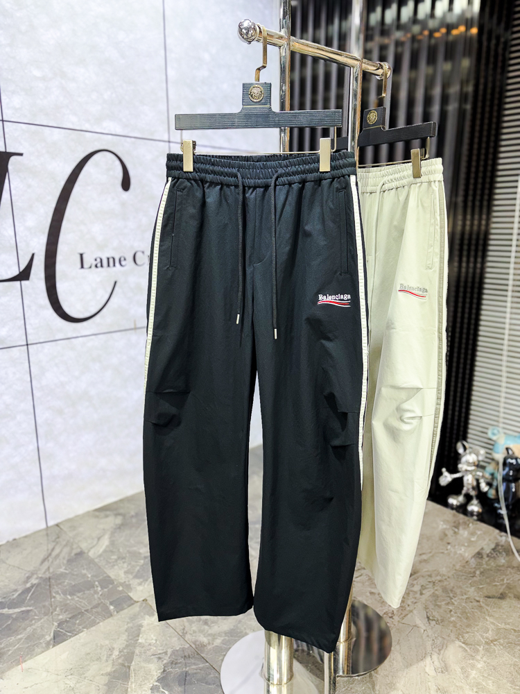 NO:743789,. Balenciaga. 2026 spring and summer new counter products are launched simultaneously. Original order-made high-quality fashionable casual pants. Super versatile. Exclusively customized fabrics, soft and delicate feel, comfortable next to the body, and super stylish on the upper body! The latest hardware accessories from the original custom shop. Super beautiful shape, long upper body and slender legs. The lining and wiring are impeccable. It can be attended to any occasion. Once again, the fabric is very, very classy! Code number 29-36,,balenciaga,19860909.巴黎世家.26年春夏专柜新品同步上市.原单订制高品质时尚休闲裤.超级百搭款.独家定制面料,手感细腻柔软,贴身舒适,上身超有型！原版定制专柜最新五金辅料.超靓版型、上身显腿修长,內里,走线都无可挑剔,任何场合都可出席,再次强调面料非常非常显档次！码数29-36,,balenciaga,,Men's clothing
