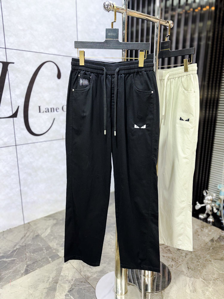 NO:743800,. Fendi. 2026 spring and summer new counter products are on the market simultaneously. Original order high-quality fashionable casual jeans. Super versatile. Exclusively customized fabrics, soft and delicate feel, comfortable next to the body, and super stylish on the upper body! The latest hardware accessories from the original custom shop. Super beautiful shape, long upper body and slender legs. The lining and wiring are impeccable. It can be attended to any occasion. Once again, the fabric is very, very classy! Code number 29-36,,fendi,jeans,19860909.芬迪.26年春夏专柜新品同步上市.原单订制高品质时尚休闲牛仔裤.超级百搭款.独家定制面料,手感细腻柔软,贴身舒适,上身超有型！原版定制专柜最新五金辅料.超靓版型、上身显腿修长,內里,走线都无可挑剔,任何场合都可出席,再次强调面料非常非常显档次！码数29-36,,fendi,jeans,,Men's clothing