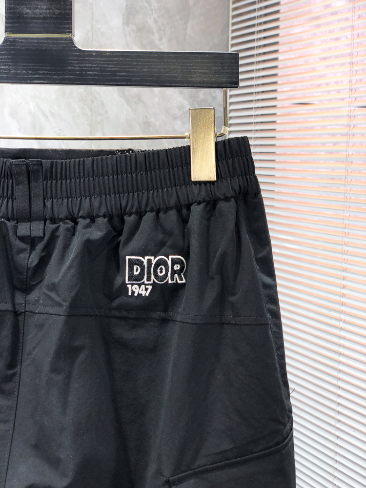 Dior。🉑️穿200斤。2026春夏新款休闲工装裤 时尚休闲 内胆采用网眼面料。休闲版型 微弹力面料 