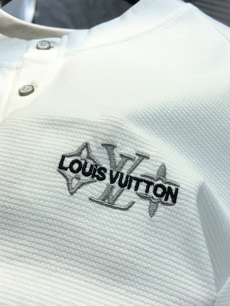 Lv。2026春夏新品时尚短袖。👍高级定制百搭款式！更有实用感 任何人都可以轻松驾驭 采用液氨面料制作，