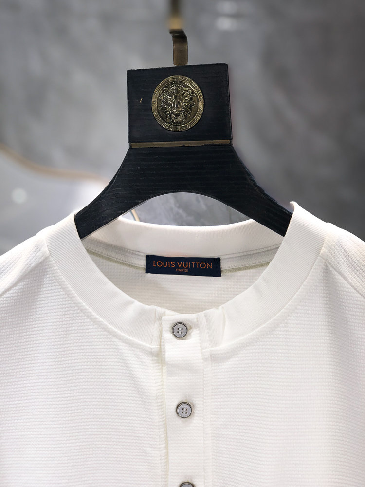 Lv。2026春夏新品时尚短袖。👍高级定制百搭款式！更有实用感 任何人都可以轻松驾驭 采用液氨面料制作，