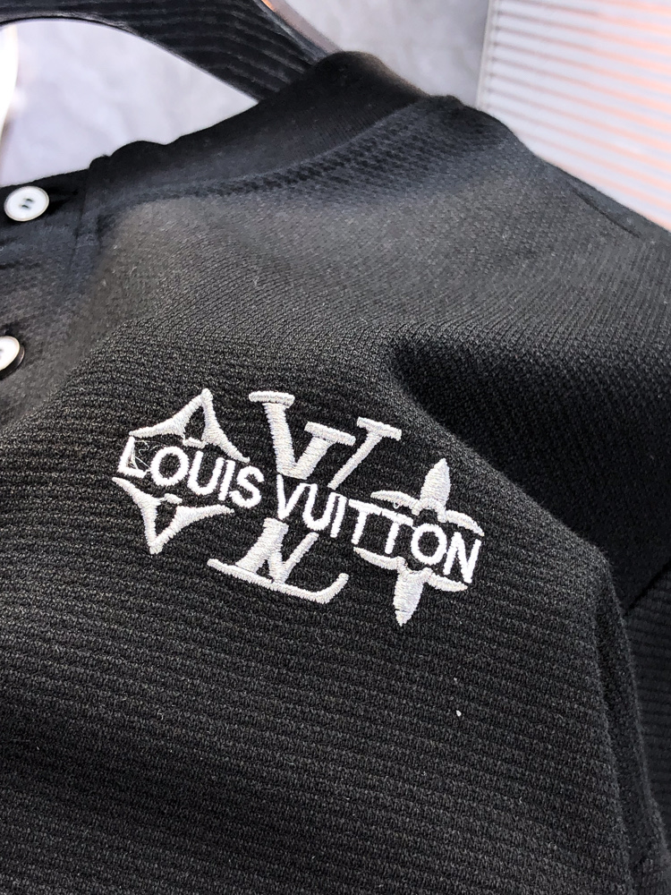 Lv。2026春夏新品时尚短袖。👍高级定制百搭款式！更有实用感 任何人都可以轻松驾驭 采用液氨面料制作，