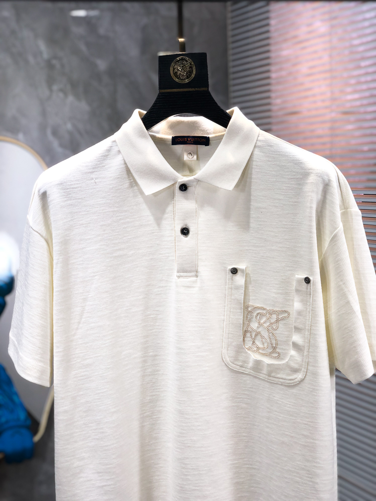 Lv。26春夏新款男士标识Polo衫，延续经典老钱枫休闲翻领POLO恤.该款Polo衫采用原版专柜面料制