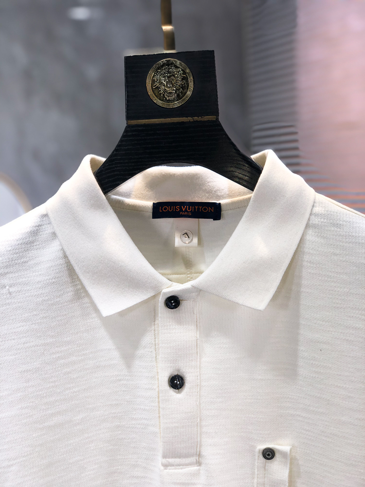Lv。26春夏新款男士标识Polo衫，延续经典老钱枫休闲翻领POLO恤.该款Polo衫采用原版专柜面料制