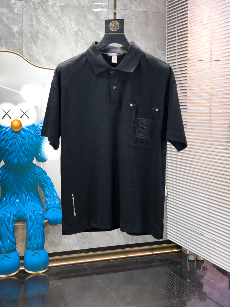Lv。26春夏新款男士标识Polo衫，延续经典老钱枫休闲翻领POLO恤.该款Polo衫采用原版专柜面料制