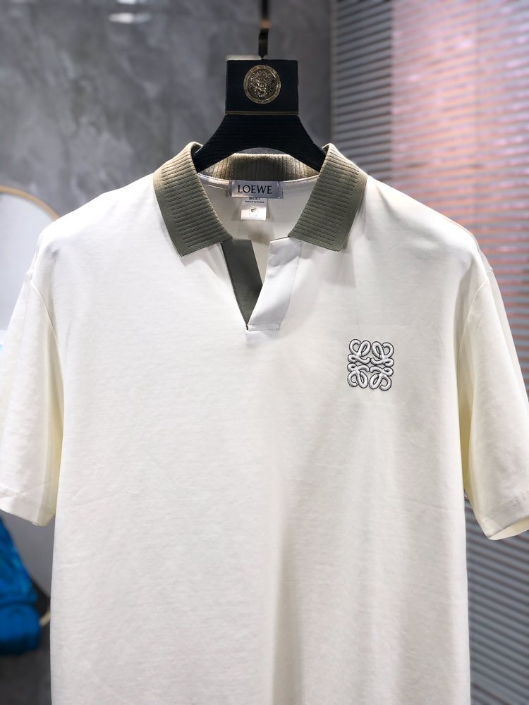 罗意威。26春夏新款男士标识Polo衫，延续经典老钱枫休闲翻领POLO恤.该款Polo衫采用原版专柜面料