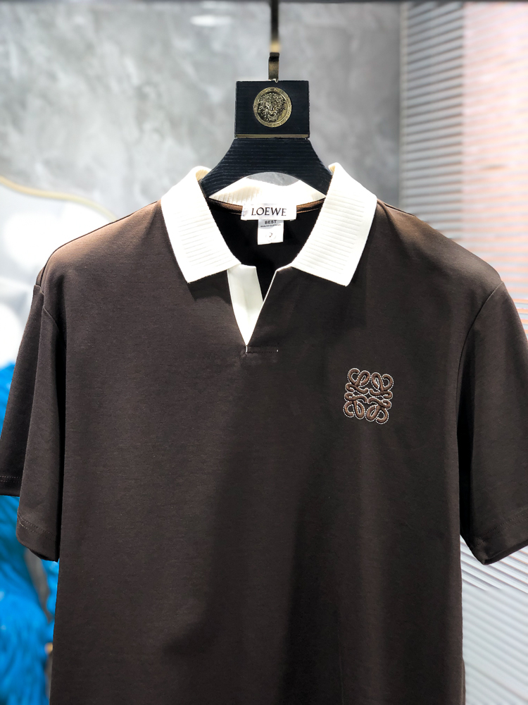 罗意威。26春夏新款男士标识Polo衫，延续经典老钱枫休闲翻领POLO恤.该款Polo衫采用原版专柜面料