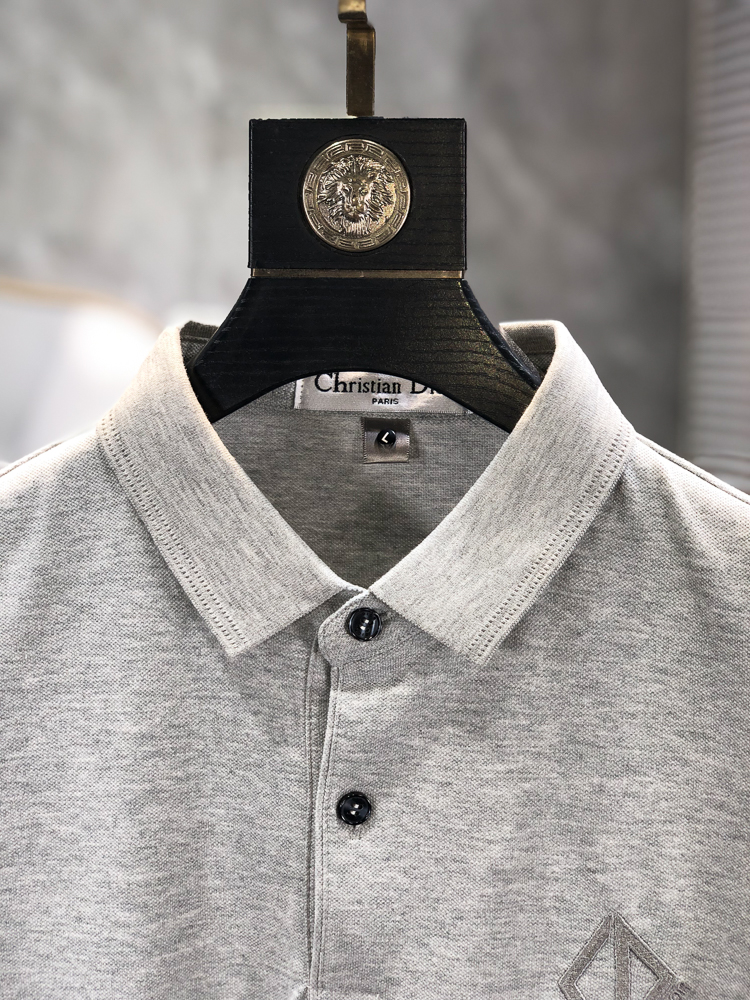 Dior 26春夏新款男士标识Polo衫，延续经典老钱枫休闲翻领POLO恤.该款Polo衫采用原版专柜面