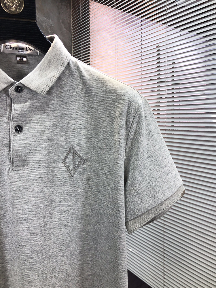 Dior 26春夏新款男士标识Polo衫，延续经典老钱枫休闲翻领POLO恤.该款Polo衫采用原版专柜面