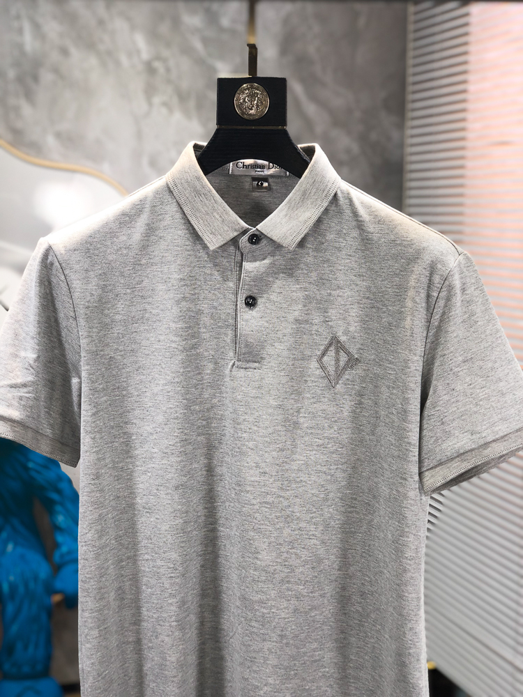 Dior 26春夏新款男士标识Polo衫，延续经典老钱枫休闲翻领POLO恤.该款Polo衫采用原版专柜面