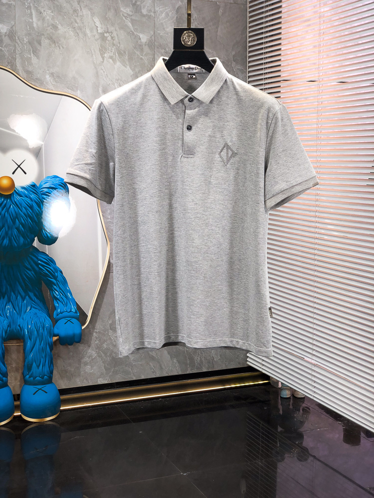Dior 26春夏新款男士标识Polo衫，延续经典老钱枫休闲翻领POLO恤.该款Polo衫采用原版专柜面
