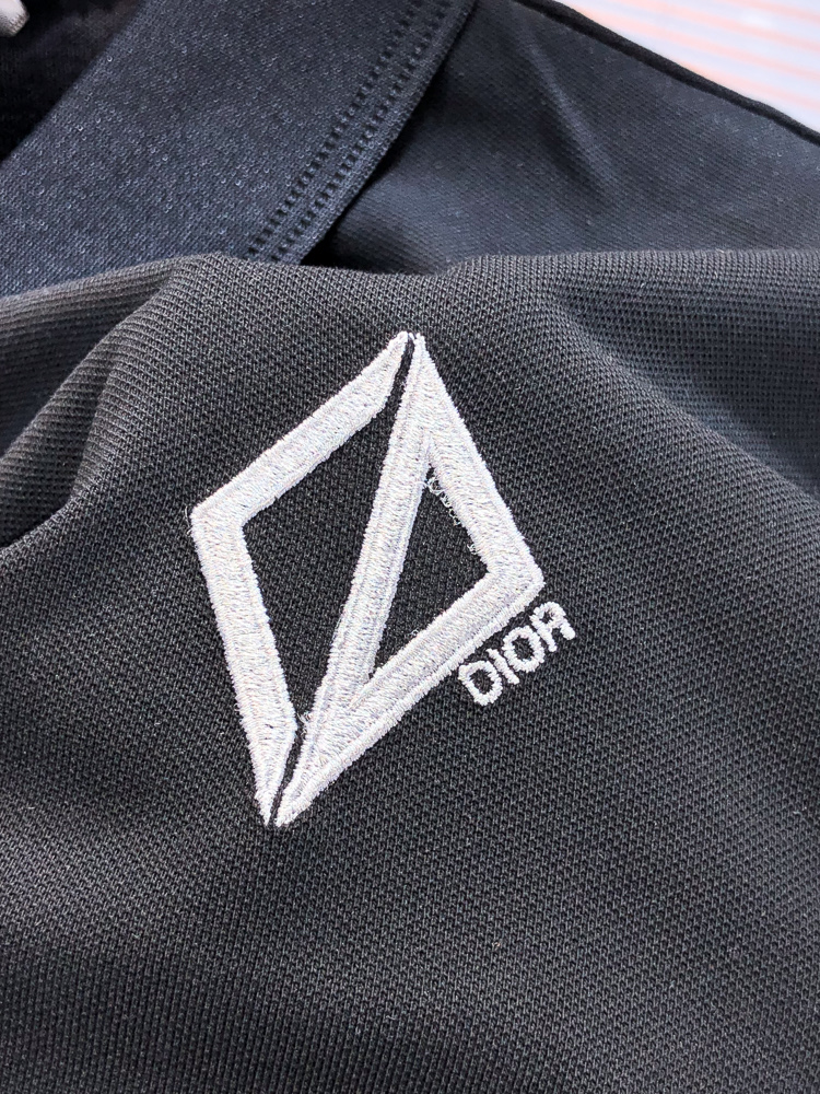 Dior。26春夏新款男士标识Polo衫，延续经典老钱枫休闲翻领POLO恤.该款Polo衫采用原版专柜面