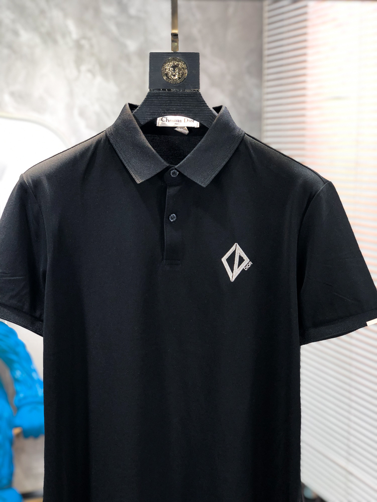 Dior。26春夏新款男士标识Polo衫，延续经典老钱枫休闲翻领POLO恤.该款Polo衫采用原版专柜面
