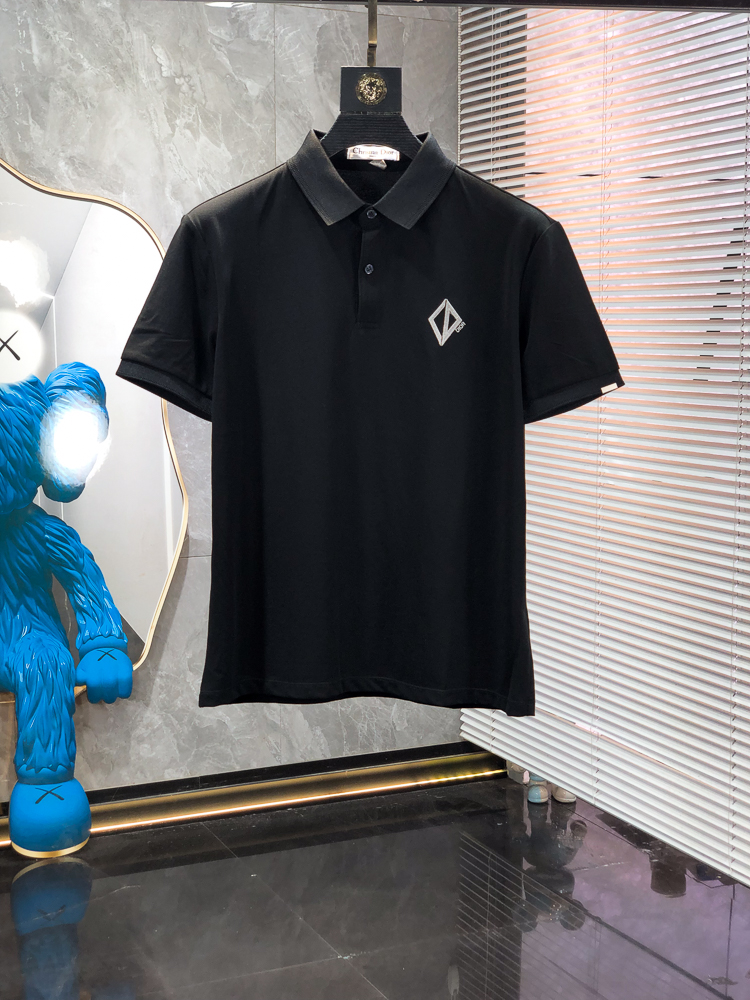 Dior。26春夏新款男士标识Polo衫，延续经典老钱枫休闲翻领POLO恤.该款Polo衫采用原版专柜面