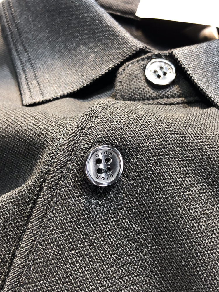 Dior。26春夏新款男士标识Polo衫，延续经典老钱枫休闲翻领POLO恤.该款Polo衫采用原版专柜面