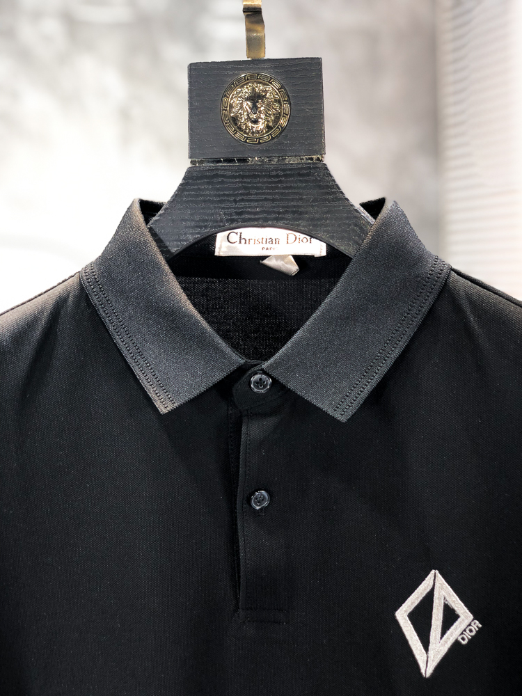 Dior。26春夏新款男士标识Polo衫，延续经典老钱枫休闲翻领POLO恤.该款Polo衫采用原版专柜面