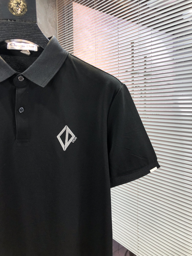 Dior。26春夏新款男士标识Polo衫，延续经典老钱枫休闲翻领POLO恤.该款Polo衫采用原版专柜面