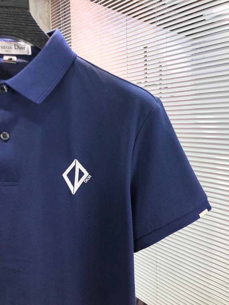 Dior。26春夏新款男士标识Polo衫，延续经典老钱枫休闲翻领POLO恤.该款Polo衫采用原版专柜面
