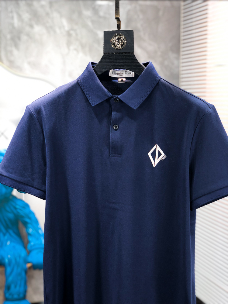 Dior。26春夏新款男士标识Polo衫，延续经典老钱枫休闲翻领POLO恤.该款Polo衫采用原版专柜面