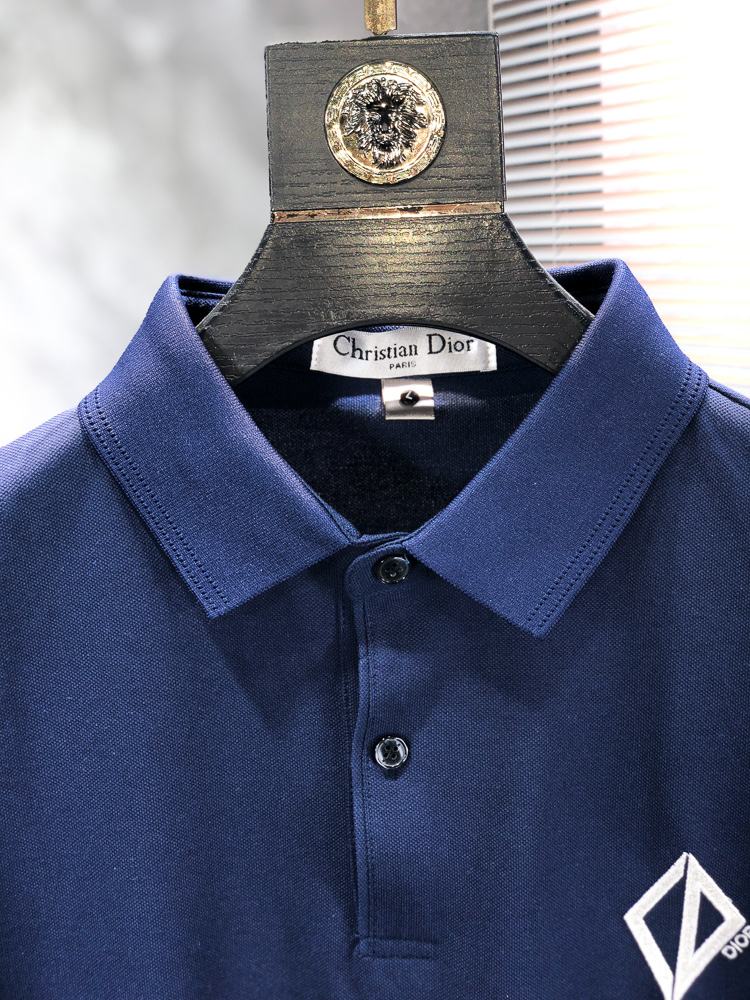 Dior。26春夏新款男士标识Polo衫，延续经典老钱枫休闲翻领POLO恤.该款Polo衫采用原版专柜面