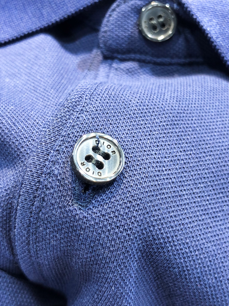 Dior。26春夏新款男士标识Polo衫，延续经典老钱枫休闲翻领POLO恤.该款Polo衫采用原版专柜面