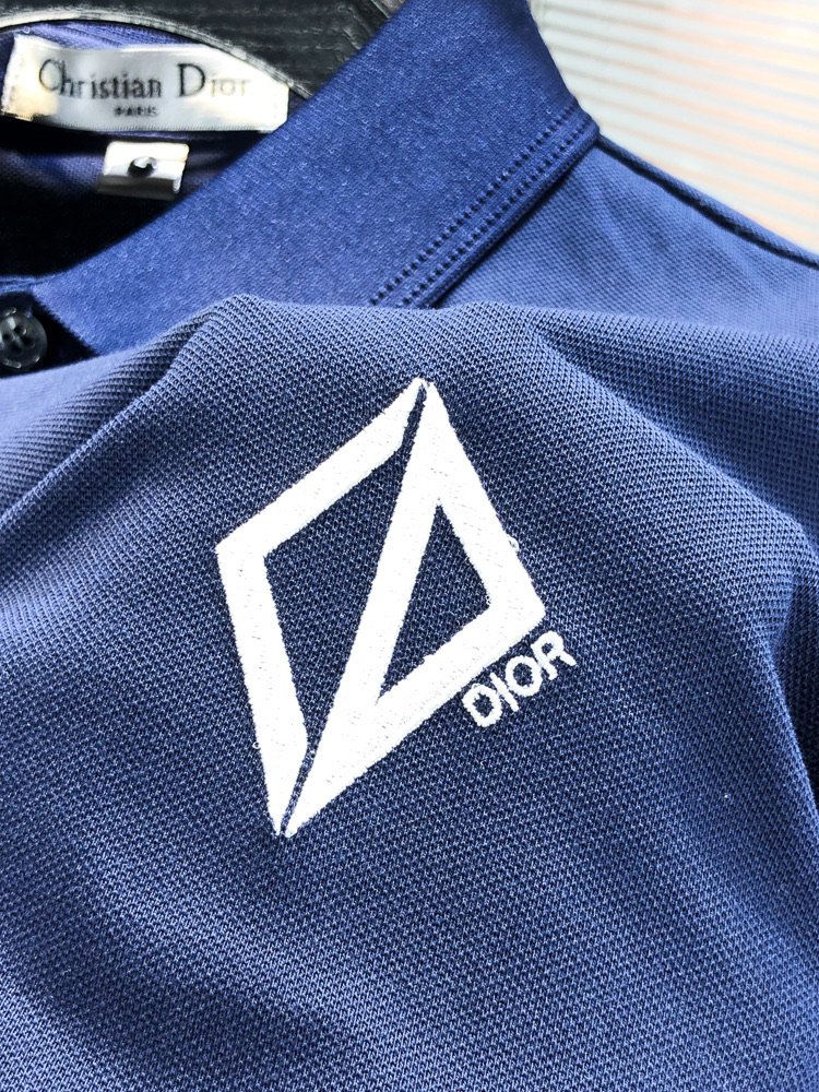 Dior。26春夏新款男士标识Polo衫，延续经典老钱枫休闲翻领POLO恤.该款Polo衫采用原版专柜面