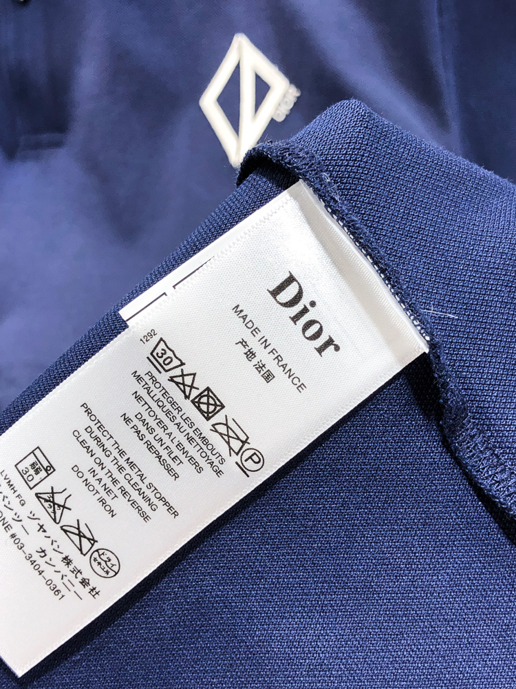 Dior。26春夏新款男士标识Polo衫，延续经典老钱枫休闲翻领POLO恤.该款Polo衫采用原版专柜面