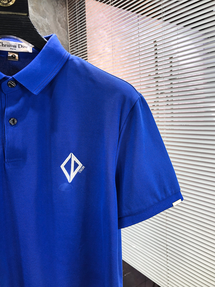 Dior。26春夏新款男士标识Polo衫，延续经典老钱枫休闲翻领POLO恤.该款Polo衫采用原版专柜面