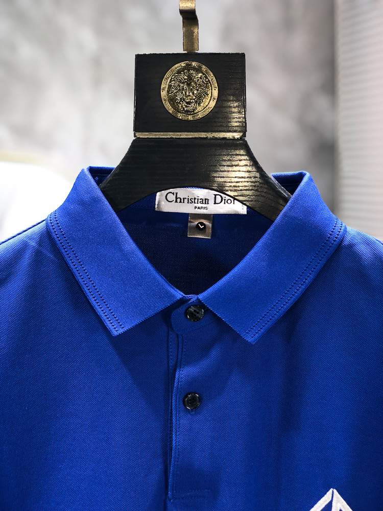Dior。26春夏新款男士标识Polo衫，延续经典老钱枫休闲翻领POLO恤.该款Polo衫采用原版专柜面