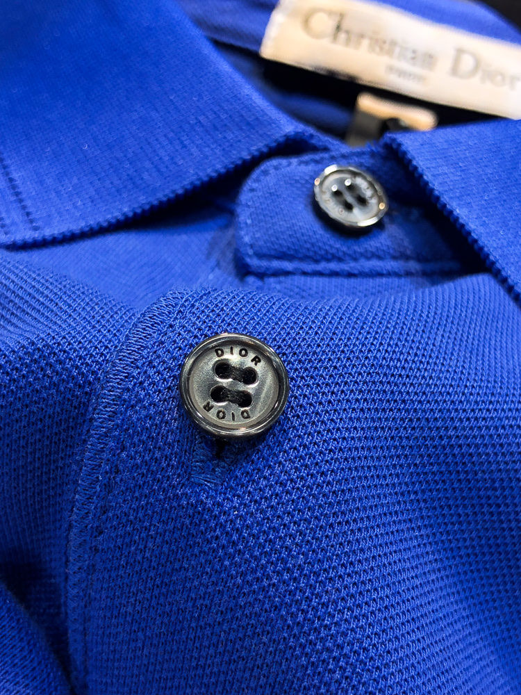Dior。26春夏新款男士标识Polo衫，延续经典老钱枫休闲翻领POLO恤.该款Polo衫采用原版专柜面