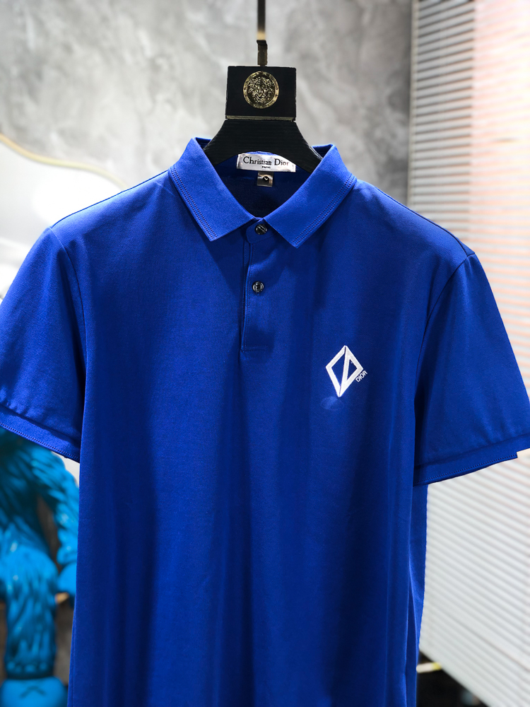 Dior。26春夏新款男士标识Polo衫，延续经典老钱枫休闲翻领POLO恤.该款Polo衫采用原版专柜面